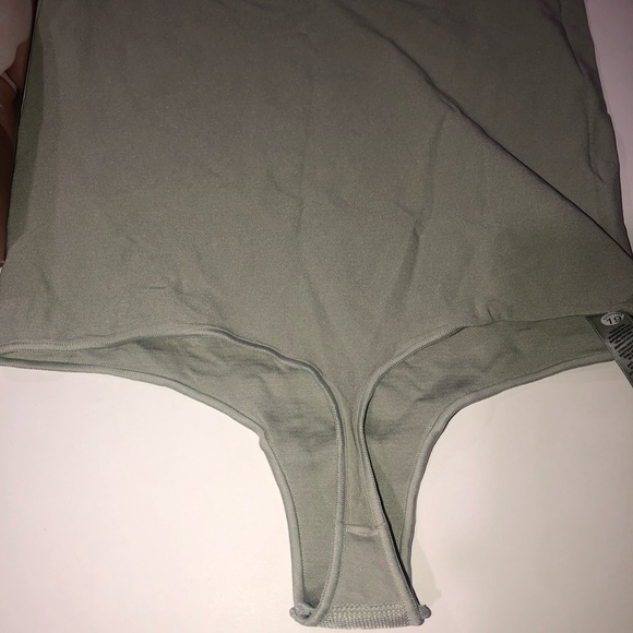 SKIMS Essential Crewneck Sleeveless Bodysuit - Picture 6 of 9